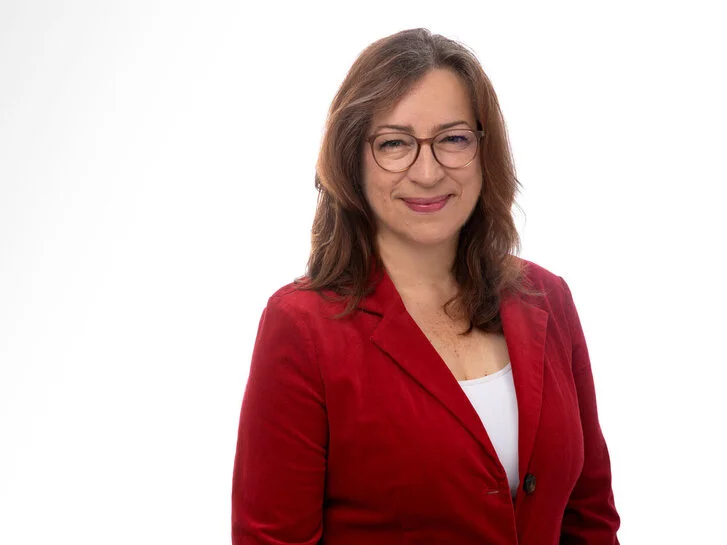 Vorschaubild Mediathek Detailseite Einfluss Ernährung Anette Skowronksy Portrait Anette Skowronsky mit rotem Blazer