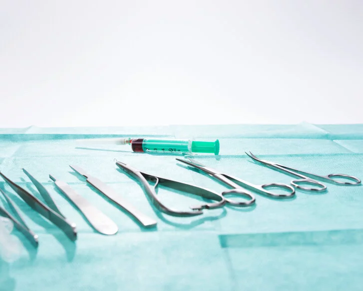 Sterile, chirurgische Instrumente in einer Arztpraxis