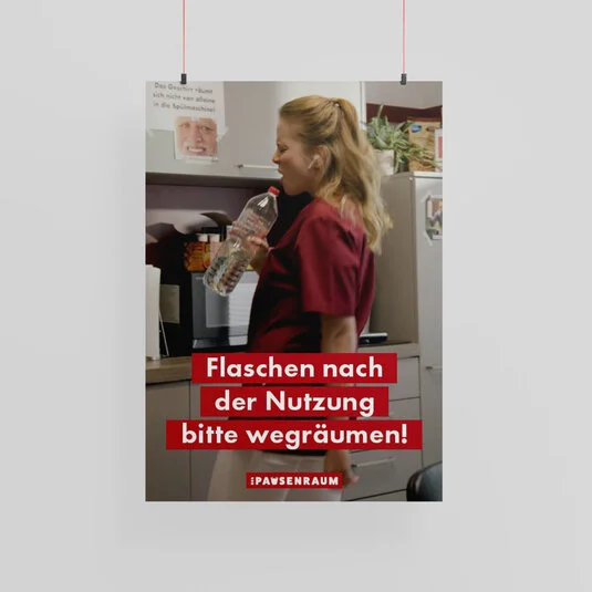 Pausenraum Plakat: "Flaschen wegräumen"