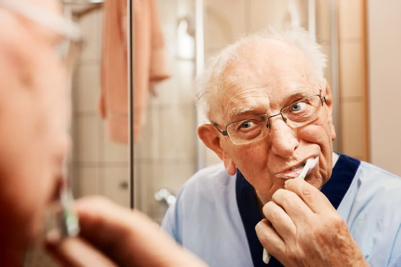 Mundgesundheit: Senior beim Zähneputzen
