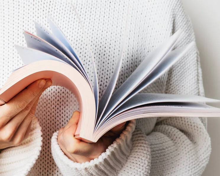 Wundexikon: Nachschlagen in einem Buch, Illustration Lexikon und Begriffserklärungen