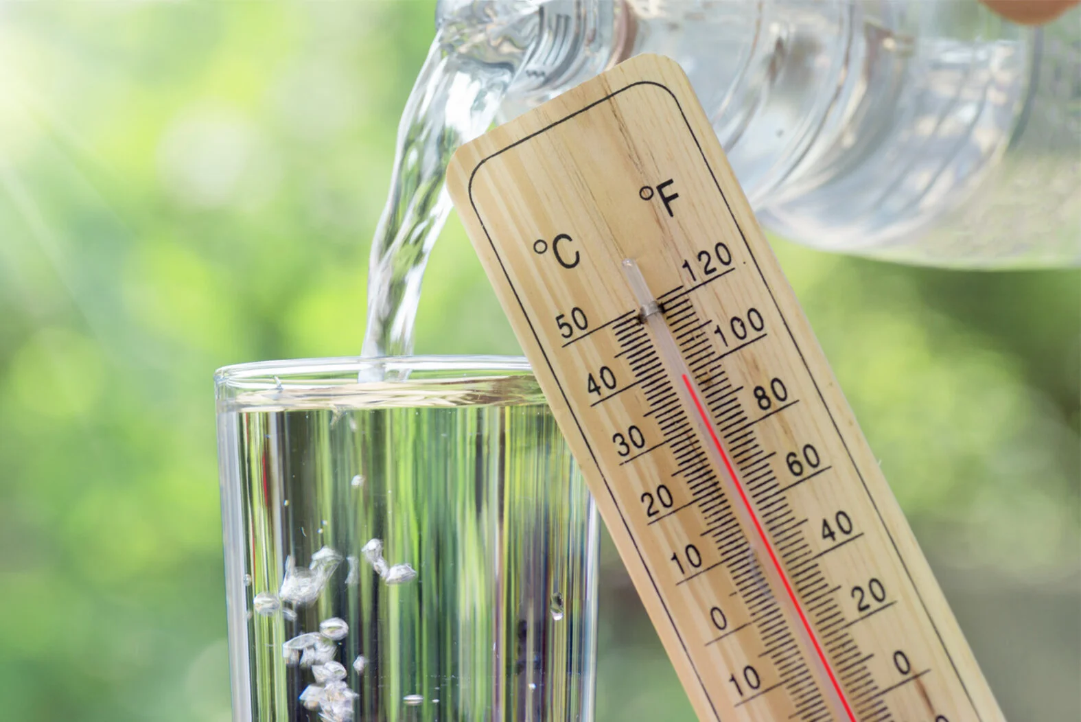 Austrocknungsgefahr im Sommer: Wasserglas, Thermometer