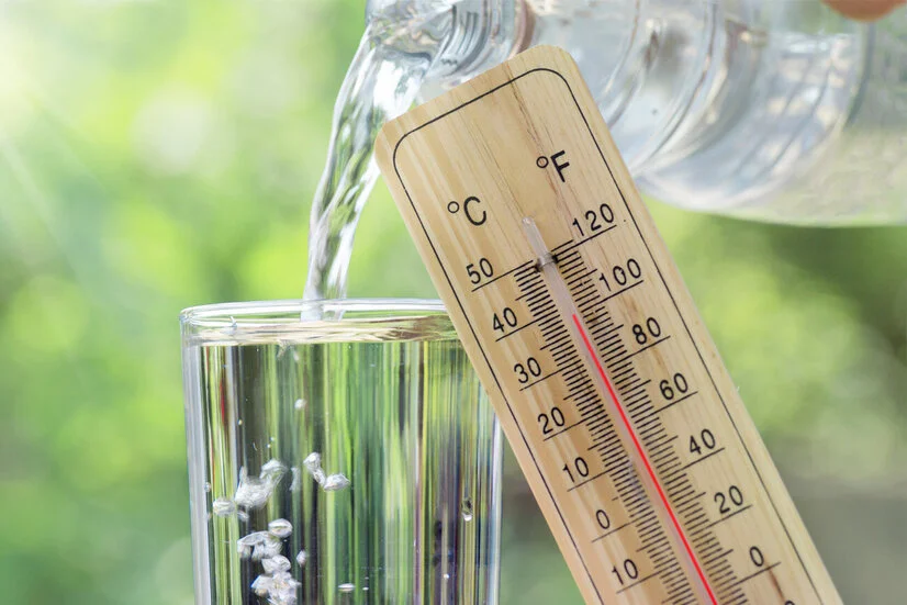 Hitze, Problem für Pflegekräfte: Thermometer, Wasser