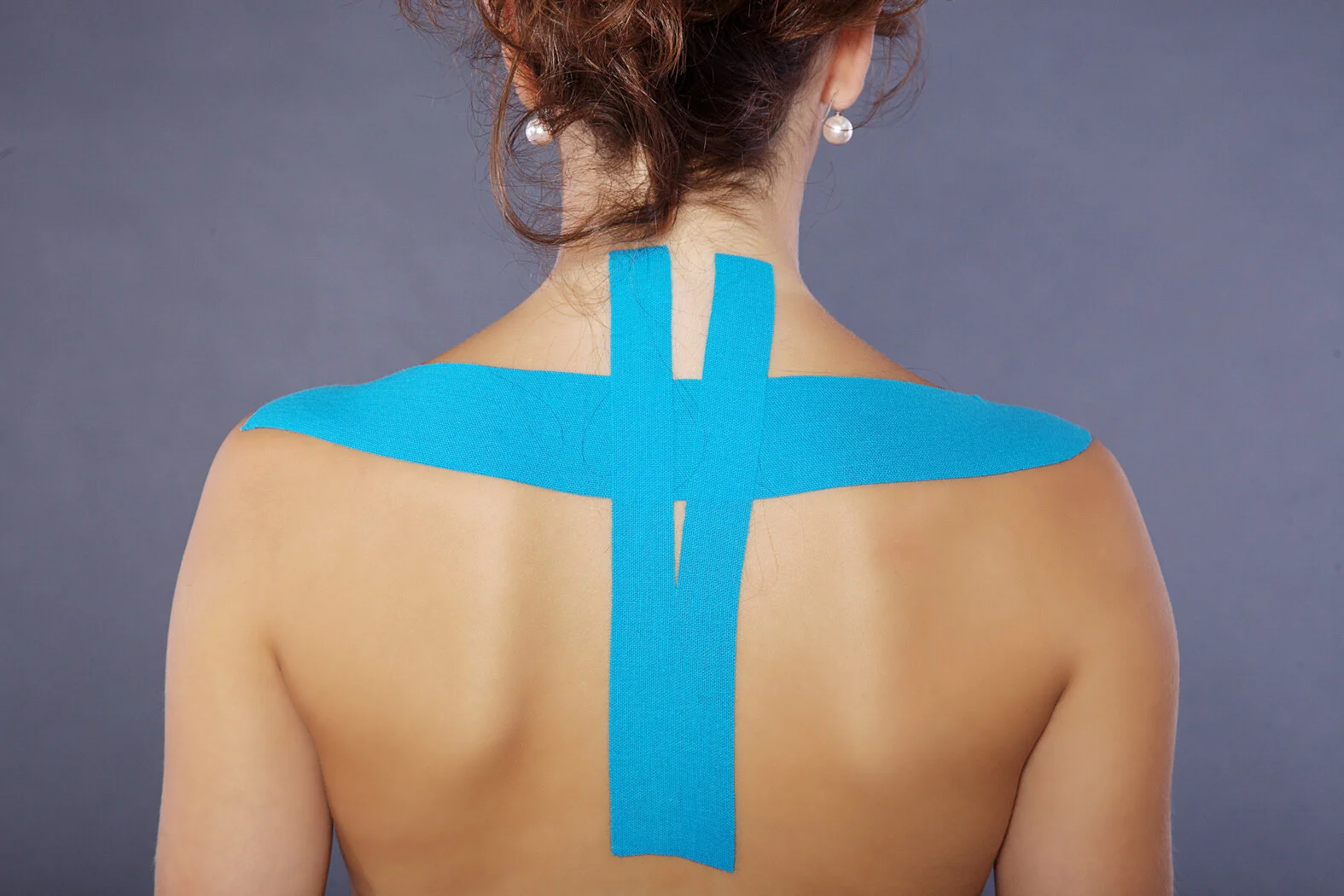 Kinesiologische Tapes zur Muskelanlage bei Schulter- und Nackenverspannungen oder Schmerzen