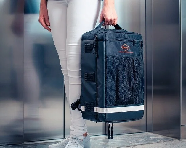 Der Hausbesuchsrucksack im Einsatz mit der Hand getragen Der DRACO® Hausbesuchsrucksack