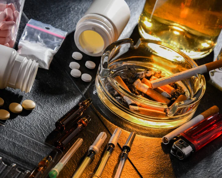 Drogen, Suchtmittel: Zigaretten, Tabletten, Spritzen