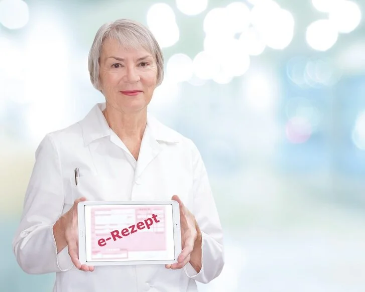 E-Rezept - Apothekerin mit eRezept-Tablet Pflicht fürs eRezept ab 2024: Ablauf in der Praxis