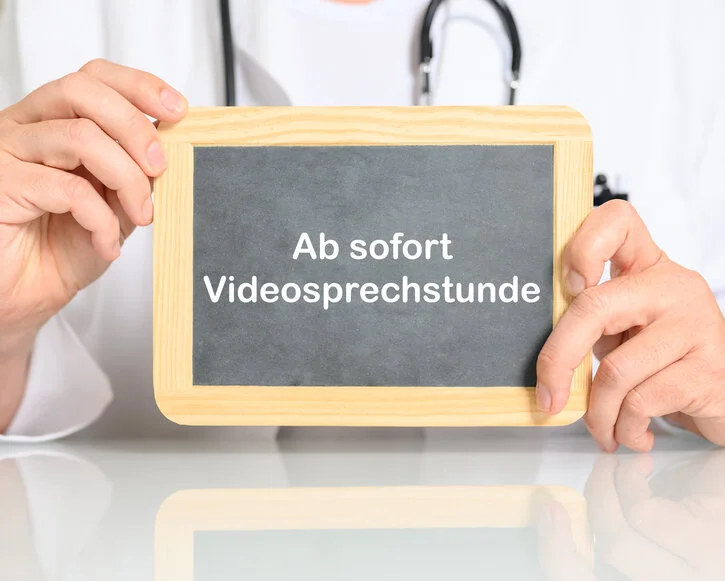 Videosprechstunde, Telefonsprechstunde, Ankündigung auf Tafel Videosprechstunden: Heilmittel- und Reha-Verordnungen sind möglich