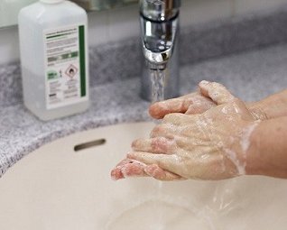 Hygienemaßnahmen bei der Versorgung chronischer Wunden
