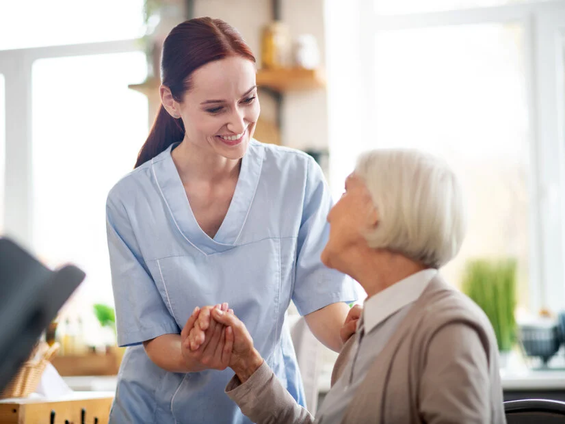Pflegekraft, ältere Patientin - Pflege, Geriatrie