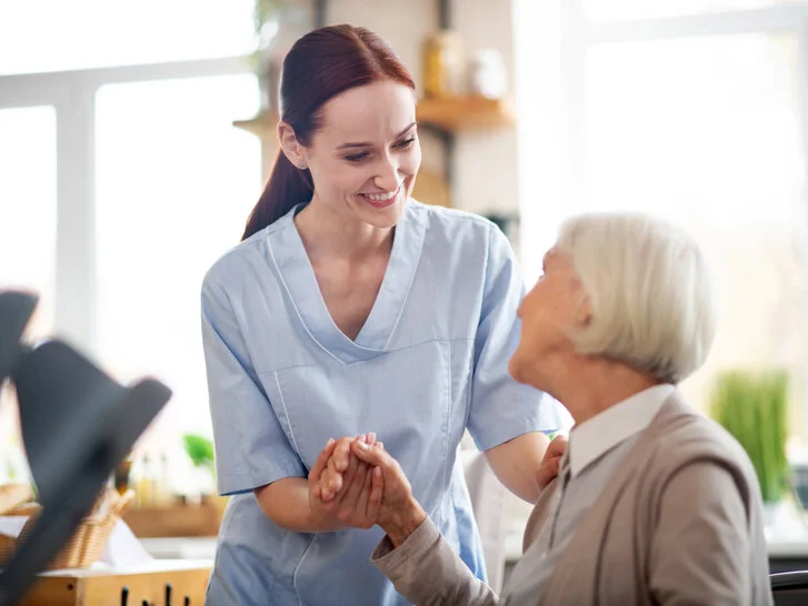 Pflegekraft, ältere Patientin - Pflege, Geriatrie Pflegekraft, ältere Patientin - Pflege, Geriatrie