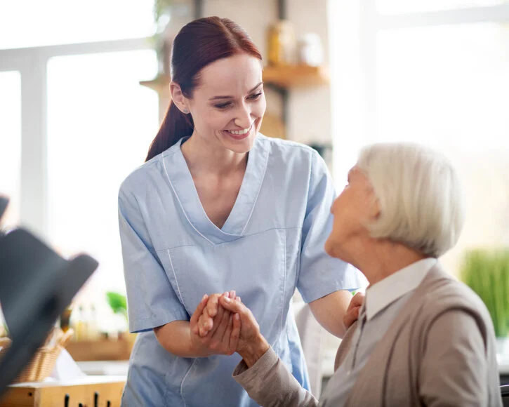 Pflegekraft, ältere Patientin - Pflege, Geriatrie Gut vorsorgen – mit der betrieblichen Altersversorgung