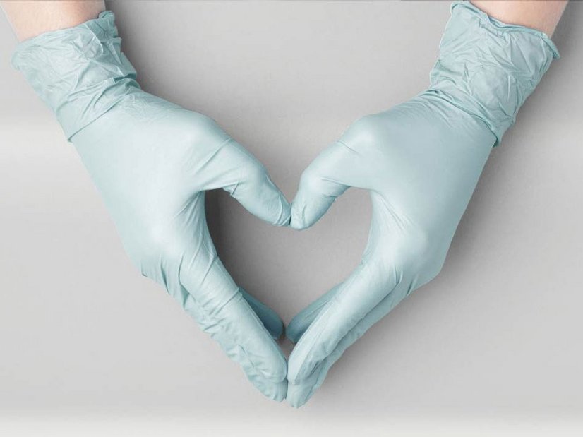 MFA formt Herz mit Handschuhen