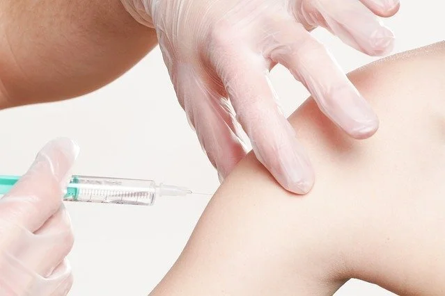 Impfen: Impfung, Injektion Schulter