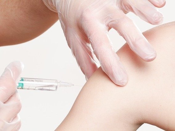 Impfen: Impfung, Injektion Schulter