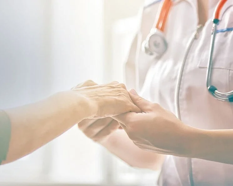 Hände von Patient werden gehalten Onkologische Wunden