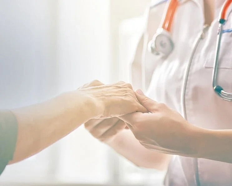 Hände von Patient werden gehalten Exulzerierende Tumore