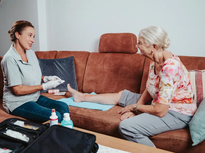 Adhärenz in der Wundtherapie: MFA-Hausbesuch, Patientin