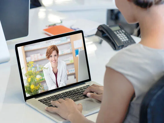 Online-Seminar für Apotheker, PTA, PKA am Laptop Online-Seminar für Apotheker, PTA, PKA am Laptop