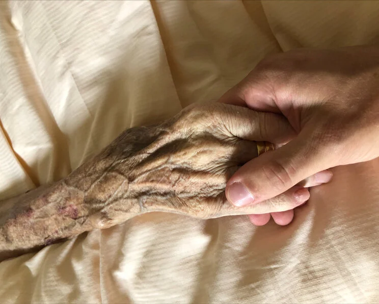 Palliativversorgung, Palliativpflege: Hände Palliativmedizin und Palliativversorgung