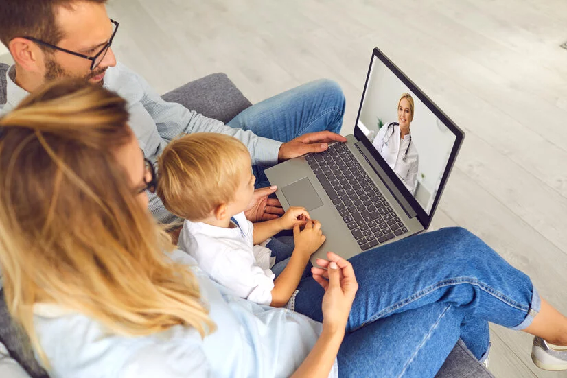 Videosprechstunde, Eltern mit Kleinkind am Laptop