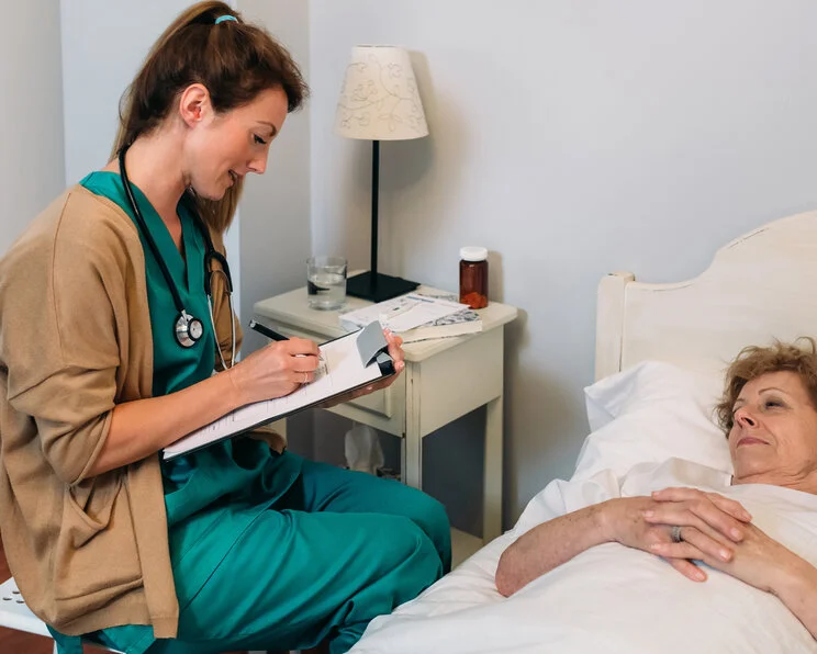 Ärztin füllt Fragebogen mit Patientin aus Scoring-Systeme in der Wundversorgung