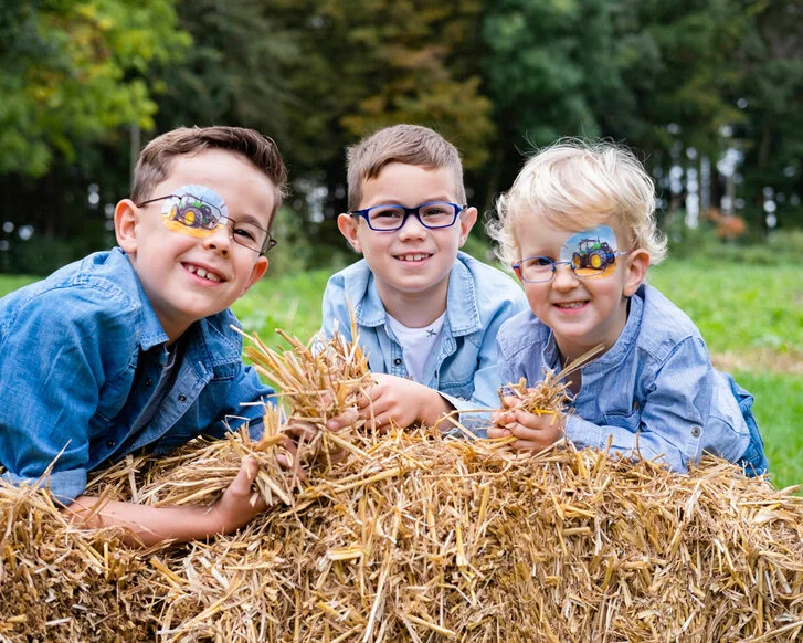Hilfsmittel Okklusionspflaster - Kinder mit Augenpflastern