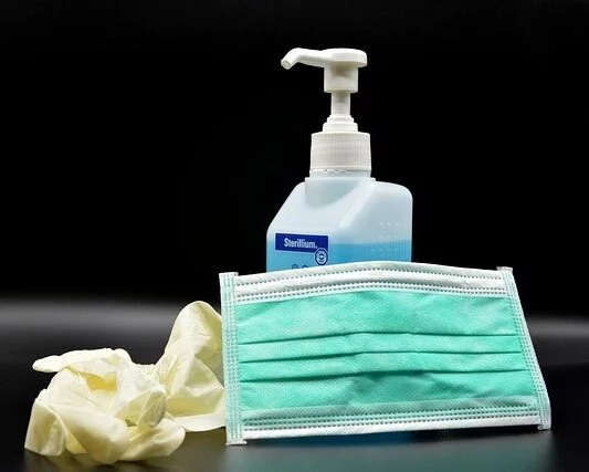 Hygiene: Desinfektionsmittel, Handschuhe und Mundschutz
