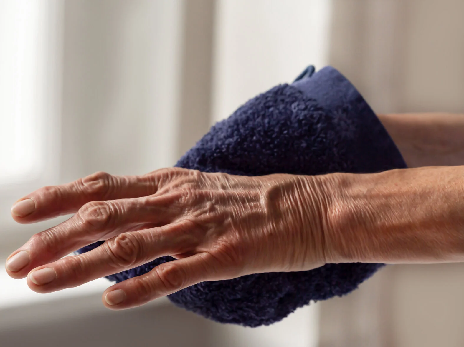 Hautinspektion bei der Körperpflege: Hand wird gewaschen