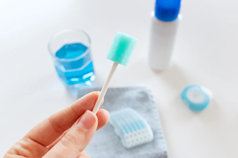 Mundpflegestäbchen und Mundspüllösungen zur Förderung der Mundgesundheit