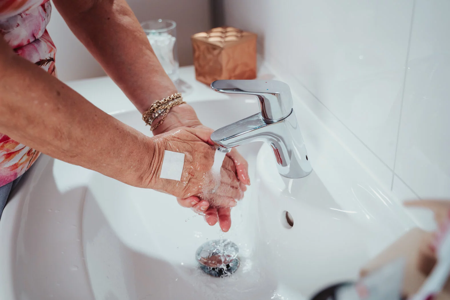 Händewaschen mit wasserdichtem Dracofixiermull Waterproof
