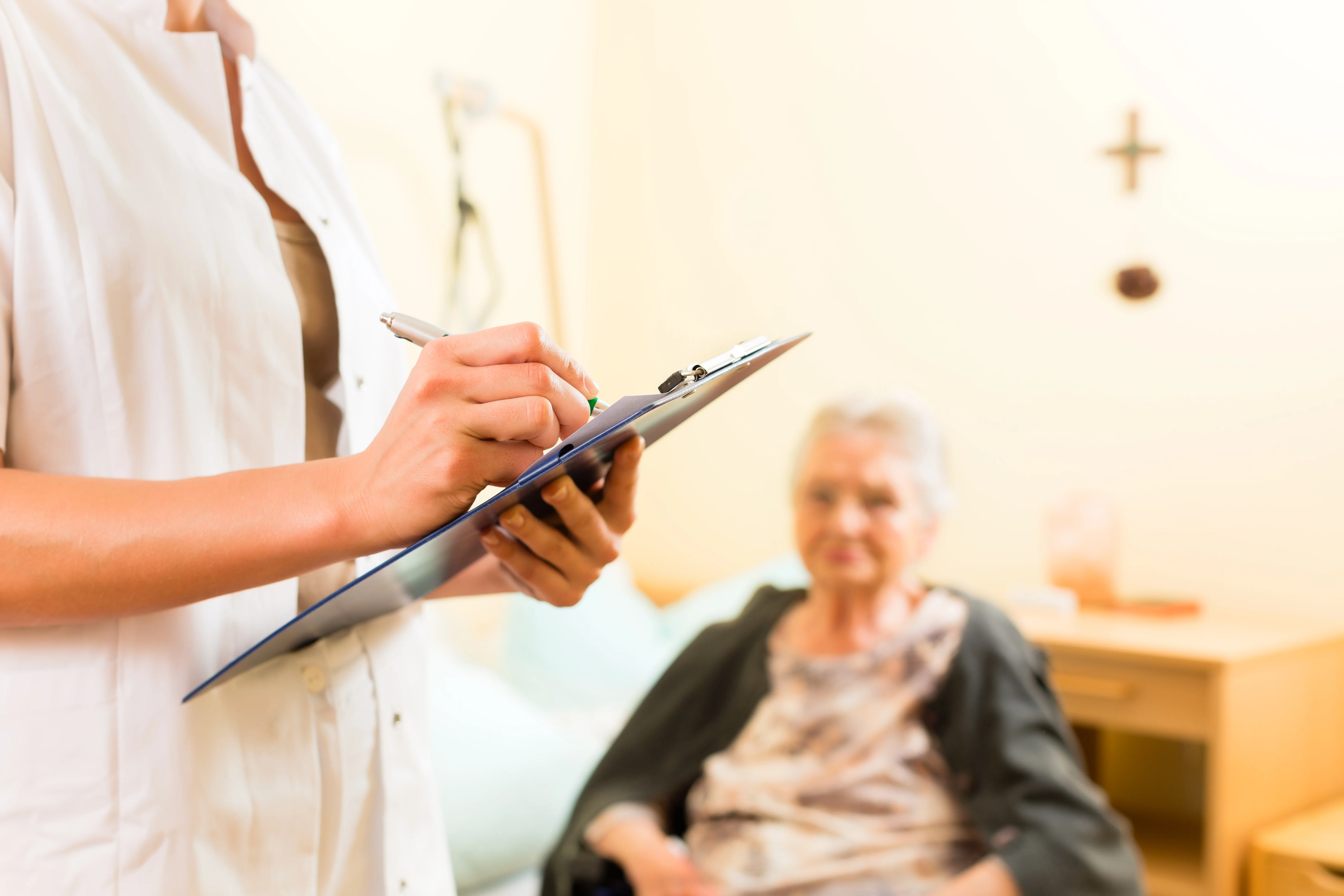 Scoring-Fragebogen einer Seniorin wird ausgefüllt W.A.R.-Score: Der Wound at Risk Score für infektgefährdete Wunden