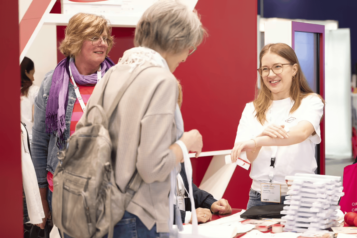Beratungsgespräch und Produktvorführung am Messestand
